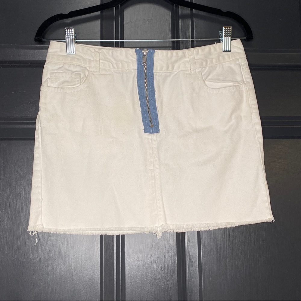 BB Dakota Denim Mini Skirt Raw Hem White With Blue Exposed Front Zipper Size 4